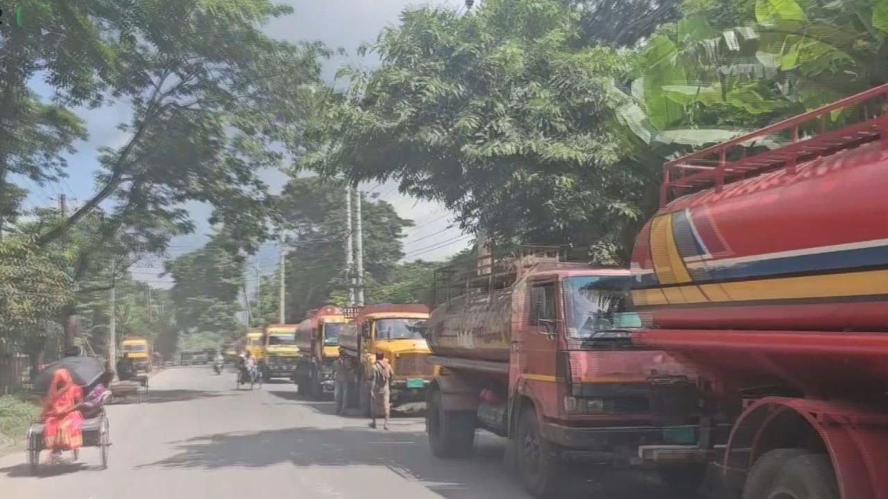 পুলিশি হয়রানি ও চাঁদাবাজি বন্ধের দাবিতে খুলনায় ট্যাংকলরি শ্রমিকদের বিক্ষোভ