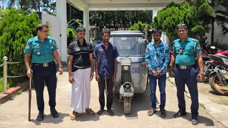 টঙ্গীতে চার ছিনতাইকারী গ্রেপ্তার উদ্ধার অস্ত্র ও সিএনজি