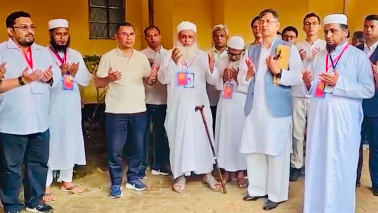হাটহাজারী মাদরাসায় হেফাজতের প্রয়াত দুই আমিরের কবর জিয়ারত করলেন প্রধানমন্ত্রী তারেক রহমান