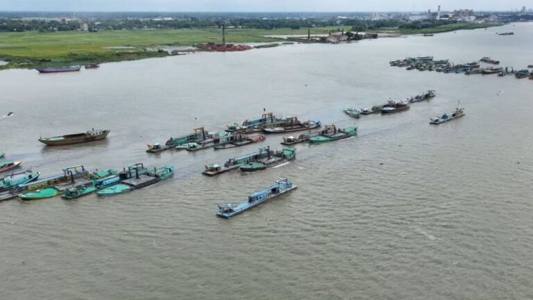 আশুগঞ্জে অবৈধ বালু উত্তোলনে হুমকির মুখে গুরুত্বপূর্ণ স্থাপনা ও জনবসতি