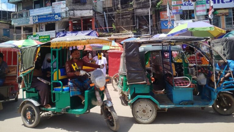 ছাগলনাইয়ায় টমটমের দৌরাত্ম্যে জনজীবন বিপর্যস্ত ও বাড়ছে দুর্ঘটনা