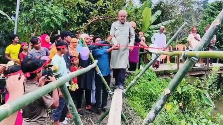 উজিরপুরে বাঁশের সাঁকো উদ্বোধন নিয়ে সামাজিক যোগাযোগমাধ্যমে সমালোচনার ঝড়