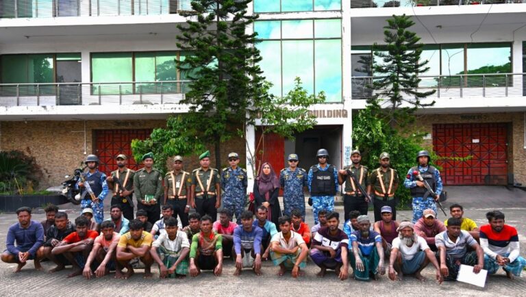 চট্টগ্রাম বহিঃনোঙ্গরে যৌথ অভিযানে ২৪ জেলে আটক ও কারাদণ্ড