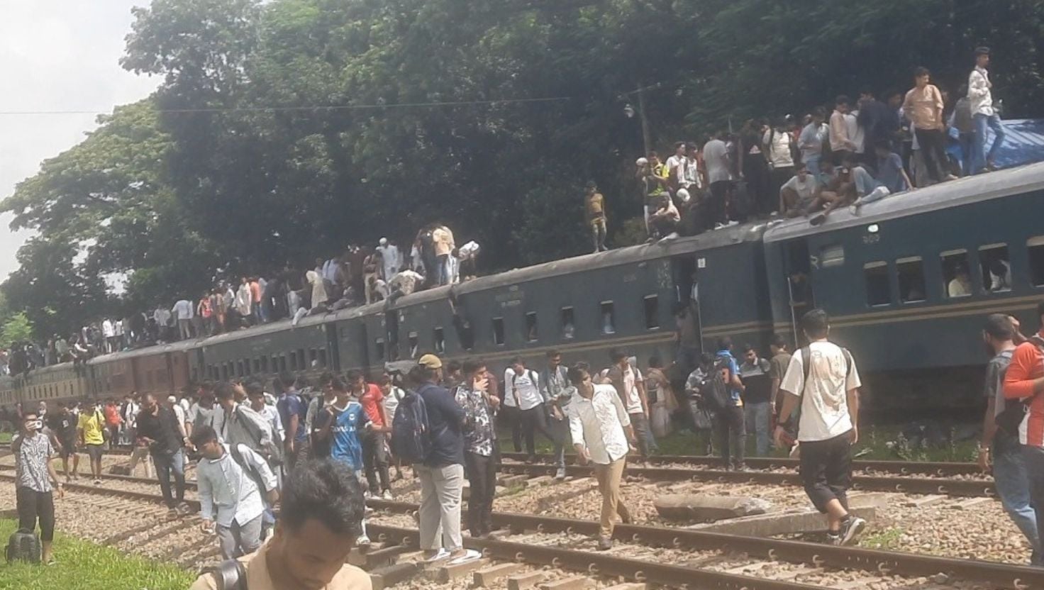 সীতাকুণ্ডে রেলসেবার বেহাল দশা, ঝুঁকি নিয়ে ছাদভ্রমণে পর্যটকদের ভোগান্তি ও নিরাপত্তাহীনতা