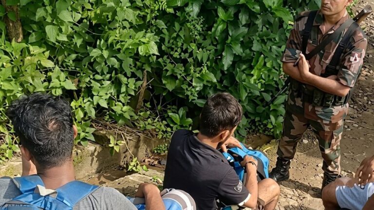 নালিতাবাড়ী সীমান্তে ১২ বাংলাদেশী ও তিন মাইক্রোবাসসহ দালাল আটক