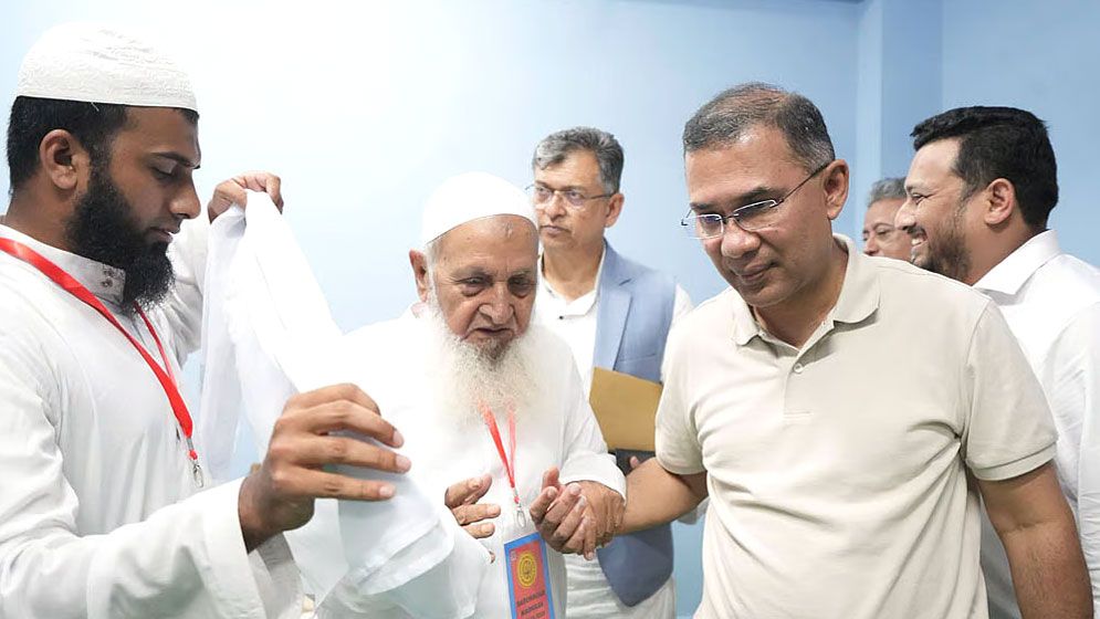 ফটিকছড়িতে হেফাজত আমিরের দোয়া চাইলেন প্রধানমন্ত্রী তারেক রহমান