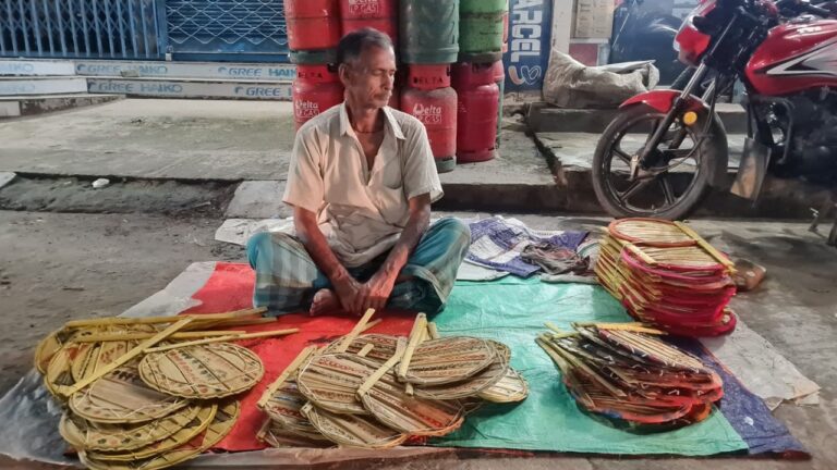 তীব্র গরমে ও লোডশেডিংয়ে ফিরছে তালপাতার হাতপাখার কদর সংকট কাটছে না কারিগরদের
