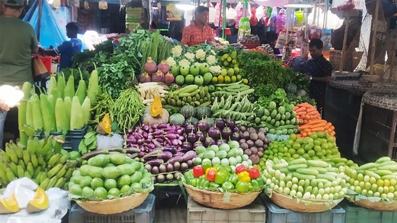 বন্যায় সবজিক্ষেত তলিয়ে বাজারে আগুন দাম বিপাকে সাধারণ ক্রেতা