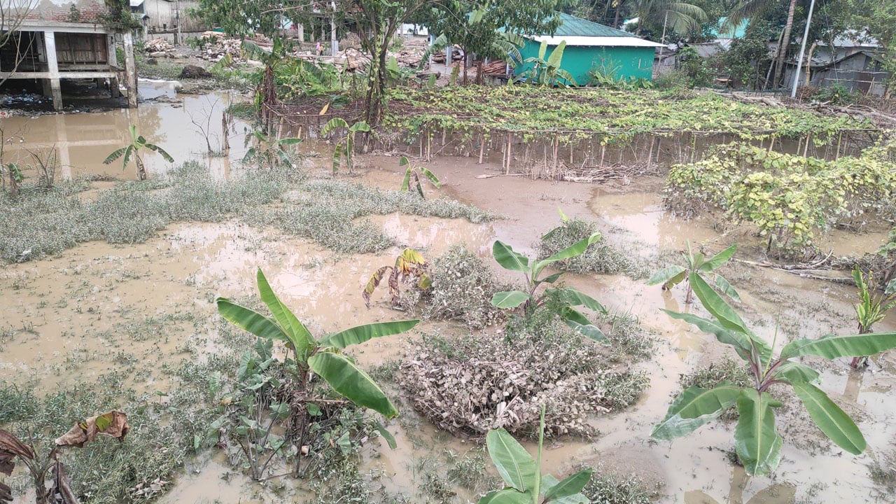 খাগড়াছড়িতে বন্যার পানি নামতে শুরু করেছে জনজীবনে স্বাভাবিকতা ফেরানোর চেষ্টা