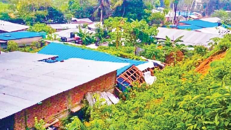 হাটহাজারীতে পাহাড়ধসের চরম ঝুঁকিতে লক্ষাধিক মানুষ প্রশাসনের উদাসীনতায় বাড়ছে প্রাণহানির শঙ্কা