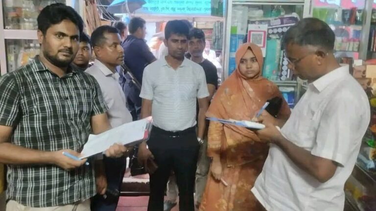 ঝিনাইদহে ৩২ কেজি পলিথিন জব্দ, দুই ব্যবসায়ীকে জরিমানা