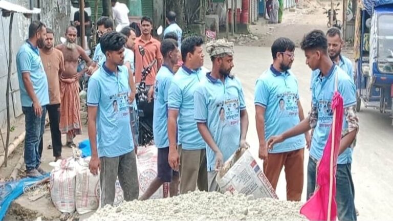 ফরিদপুরে স্বেচ্ছাশ্রমে ক্ষতিগ্রস্ত সড়ক সংস্কার করলেন যুবদল নেতা