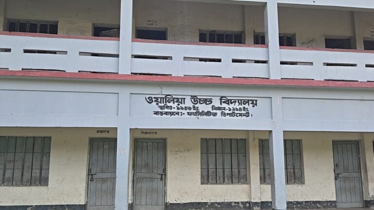 নাটোরের লালপুরে শ্রেণিকক্ষ থেকে সপ্তম শ্রেণির ছাত্রীকে অপহরণের চেষ্টা
