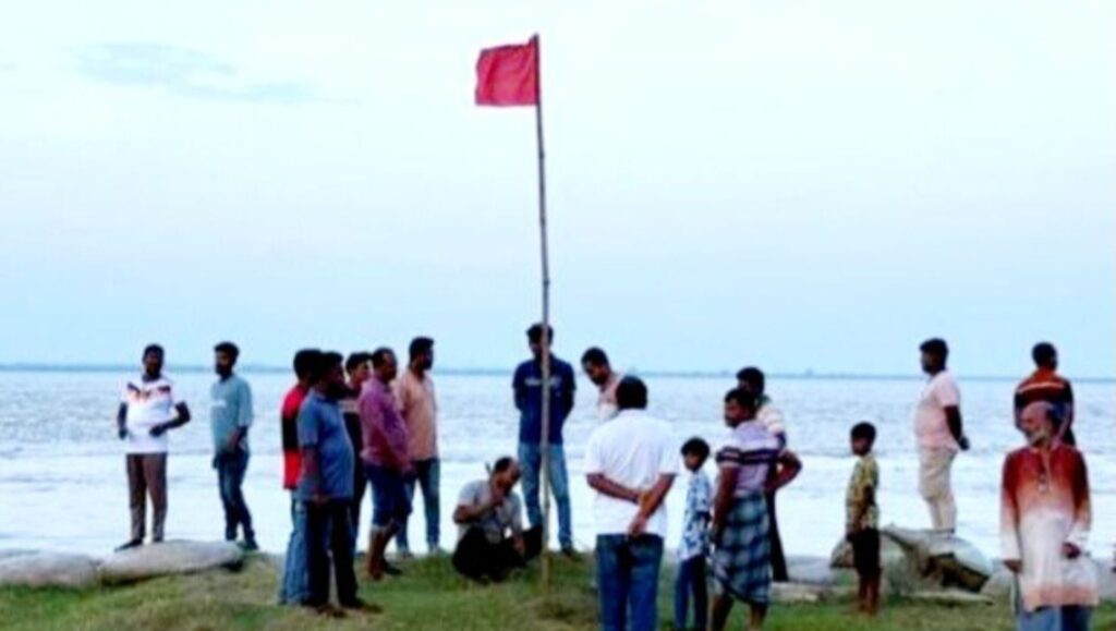 কুষ্টিয়ায় অবৈধ বালু উত্তোলন বন্ধে পদ্মা তীরের বালুমহলে ফের লাল নিশান স্থাপন