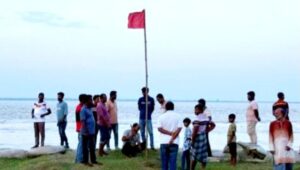 কুষ্টিয়ায় অবৈধ বালু উত্তোলন বন্ধে পদ্মা তীরের বালুমহলে ফের লাল নিশান স্থাপন