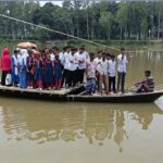 সিরাজগঞ্জের ফুলজোড় নদীতে সেতুর দাবিতে ঝুঁকি নিয়ে পারাপার হচ্ছেন হাজারো মানুষ