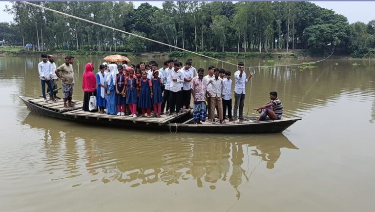 সিরাজগঞ্জের ফুলজোড় নদীতে সেতুর দাবিতে ঝুঁকি নিয়ে পারাপার হচ্ছেন হাজারো মানুষ