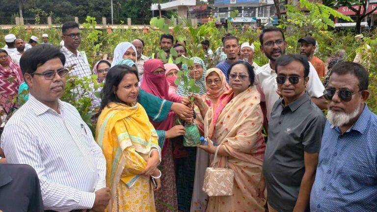 বরিশালে ১৪৫ শিক্ষা প্রতিষ্ঠানে ২০ হাজার গাছের চারা বিতরণ