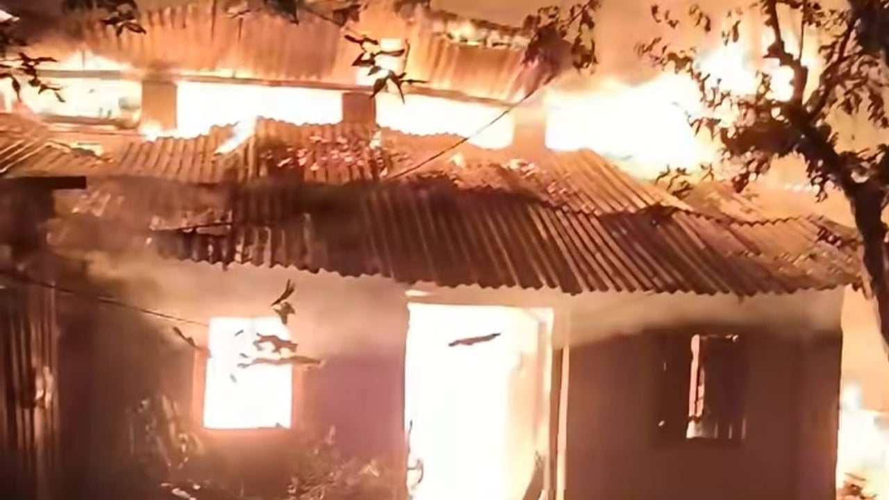 সীতাকুণ্ডে অগ্নিকাণ্ডে পাঁচ পরিবারের বসতঘর ও ব্যবসা প্রতিষ্ঠান ভস্মীভূত