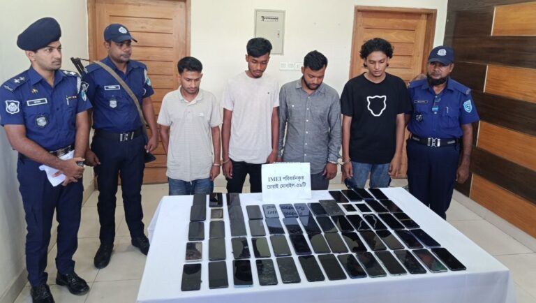 ফকিরহাটে ৫৯টি চোরাই মোবাইলসহ আটক ৪, আইএমইআই পরিবর্তনের তথ্য ফাঁস
