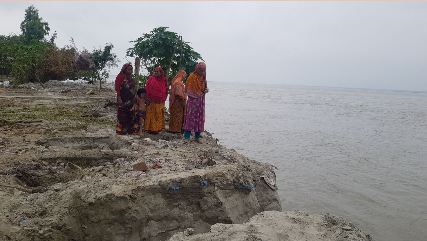 ব্রহ্মপুত্রের গ্রাসে চিলমারীর আশ্রয়ণ প্রকল্প বিলীন গৃহহীন অর্ধশতাধিক পরিবার