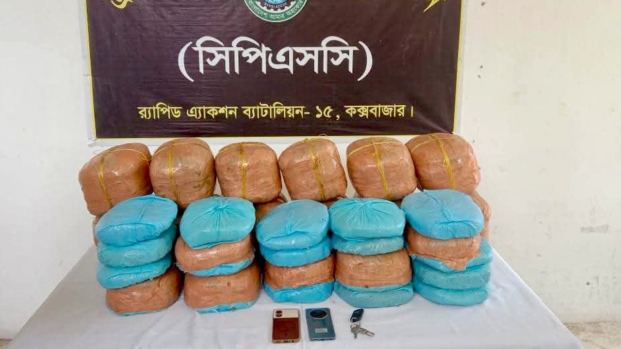 কক্সবাজারে প্রাইভেটকারে ৭৬ কেজি গাঁজা জব্দ, গ্রেপ্তার ২