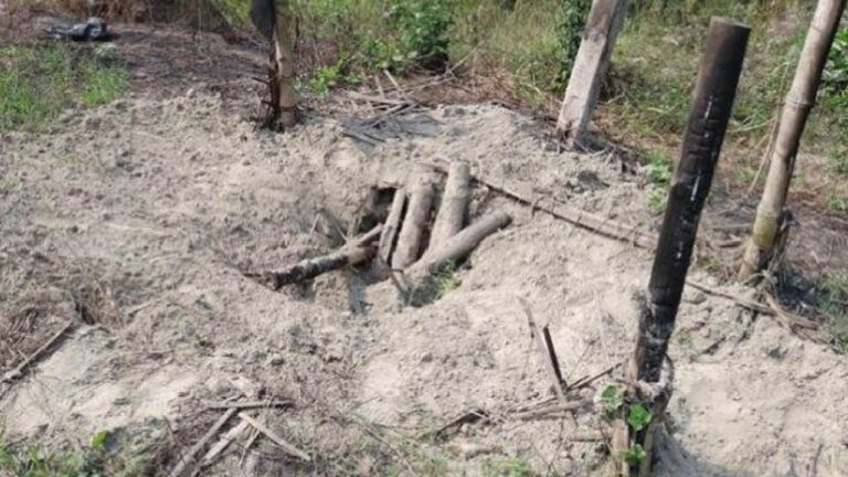 গফরগাঁওয়ে কবর খুঁড়ে দুটি কঙ্কাল চুরি এলাকায় আতঙ্ক