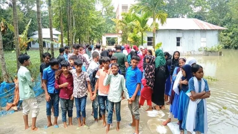 ভোলার দৌলতখানে জলমগ্ন দুই বিদ্যালয়, চরম দুর্ভোগে পাঁচ শতাধিক শিক্ষার্থী