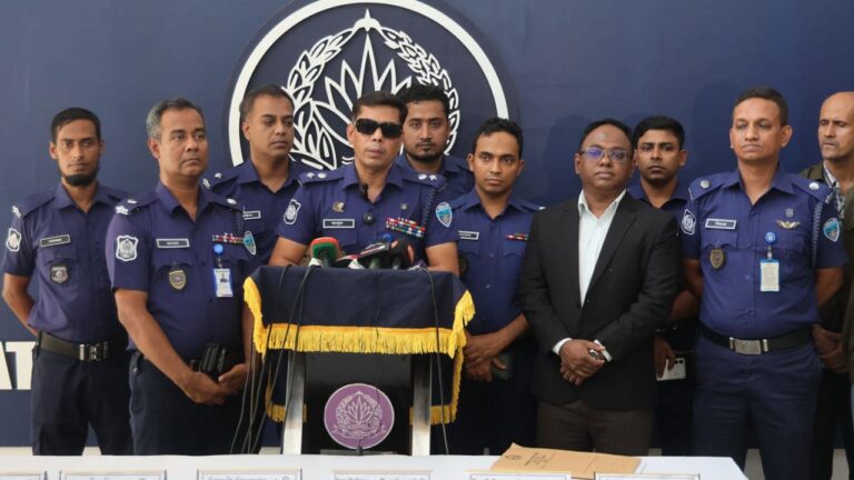 ফটিকছড়িতে অস্ত্রসহ চার সন্ত্রাসী গ্রেপ্তার, উদ্ধার হওয়া পিস্তলটি কোতোয়ালি থানা থেকে লুট করা সরকারি অস্ত্র