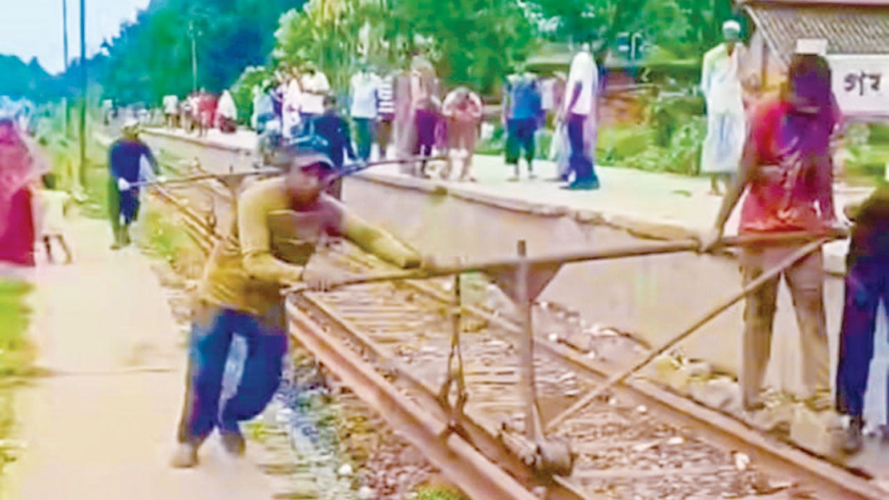 গফরগাঁওয়ে তিন মাসে ছয়বার লাইনচ্যুতি ঢাকা-ময়মনসিংহ রেলপথে যাত্রী আতঙ্ক ও দুর্ভোগ