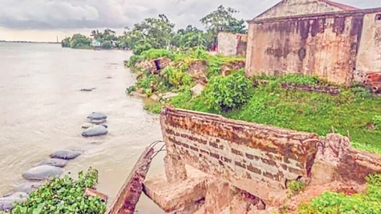 সরাইলে মেঘনার ভাঙনে বিলীন হচ্ছে জনপদ স্থায়ী বাঁধের প্রতীক্ষায় তিন যুগ