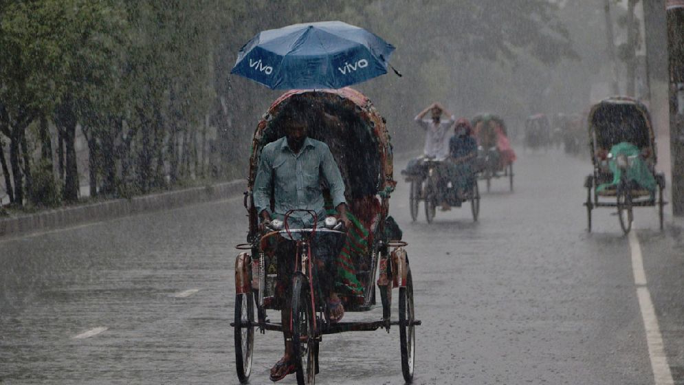 সক্রিয় মৌসুমি বায়ুর প্রভাবে পাঁচ দিন দেশের অধিকাংশ স্থানে ভারী বর্ষণের পূর্বাভাস
