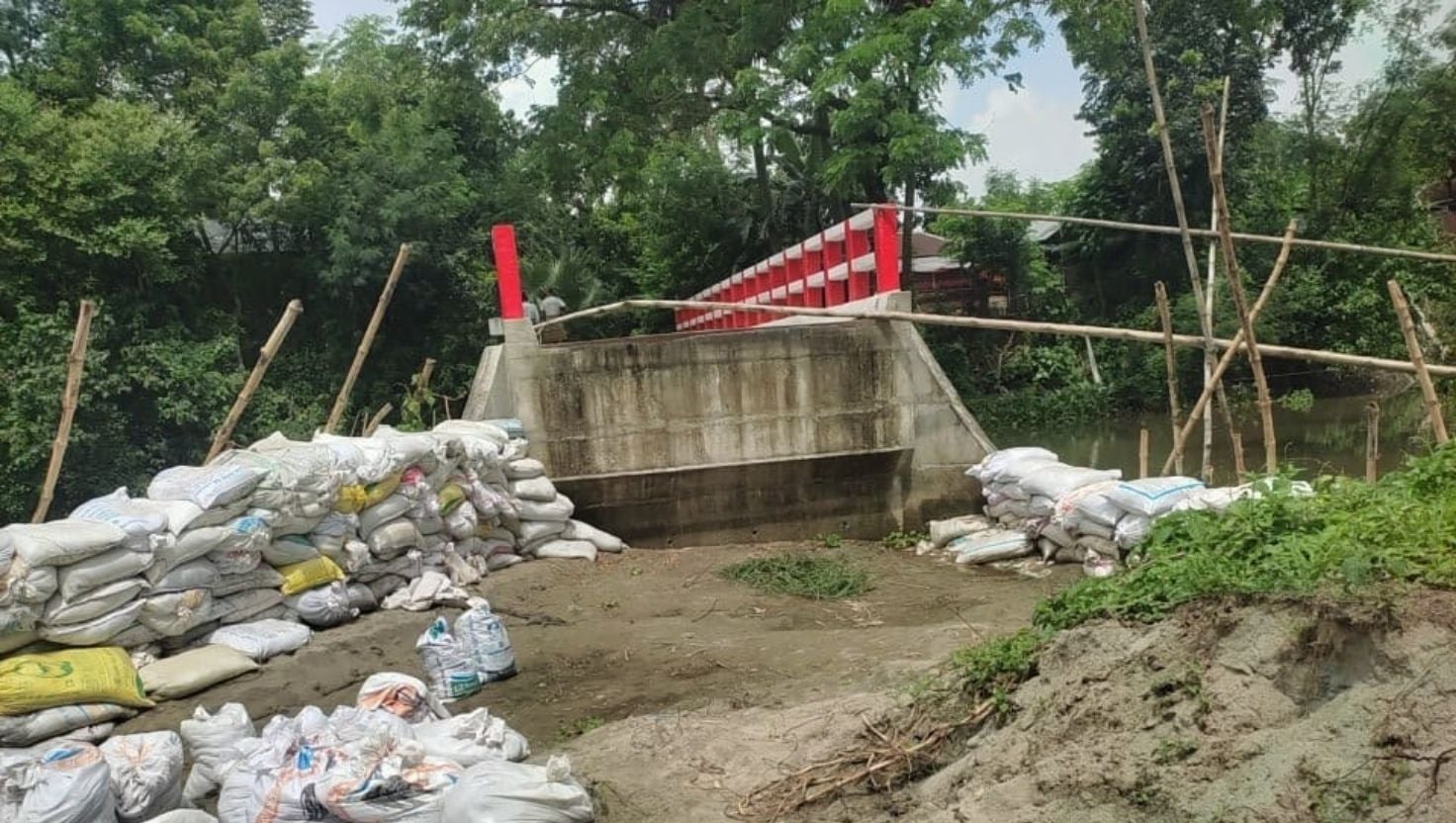 পাবনায় কোটি টাকায় নির্মিত ব্রিজে সংযোগ সড়ক নেই, চরম ভোগান্তিতে এলাকাবাসী