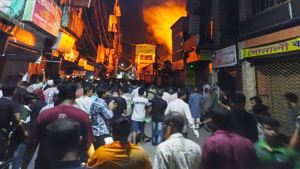 নেত্রকোনার বড়বাজারে ভয়াবহ অগ্নিকাণ্ড নিয়ন্ত্রণে ফায়ার সার্ভিসের সাত ইউনিট