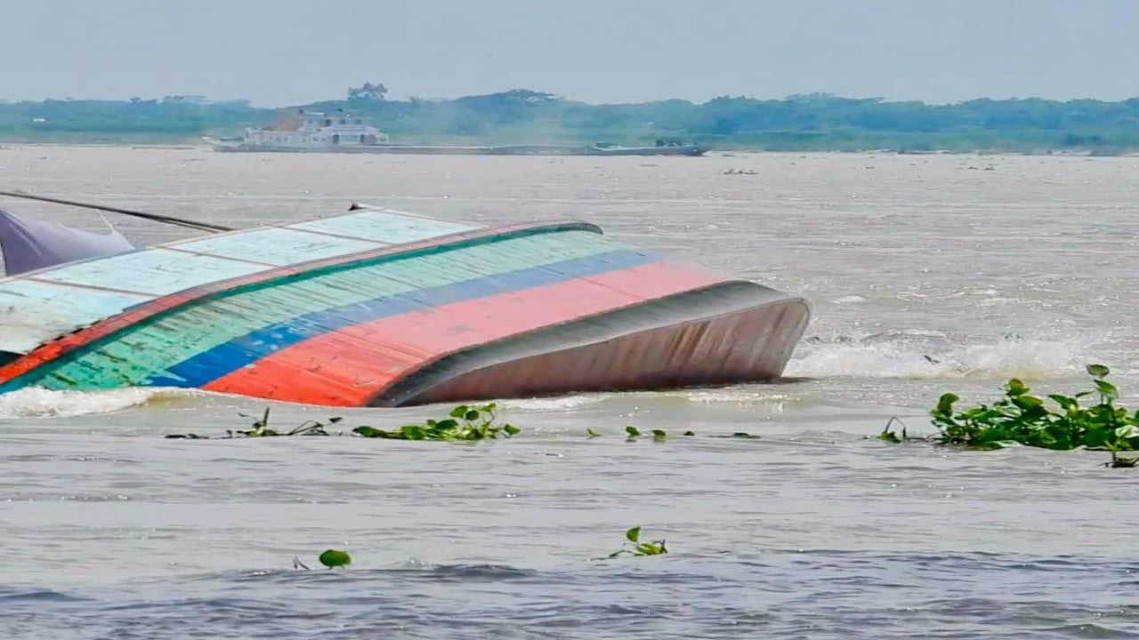 চাঁদপুরে মেঘনায় সিমেন্টবোঝাই ট্রলার ডুবি কোটি টাকার ক্ষয়ক্ষতির আশঙ্কা