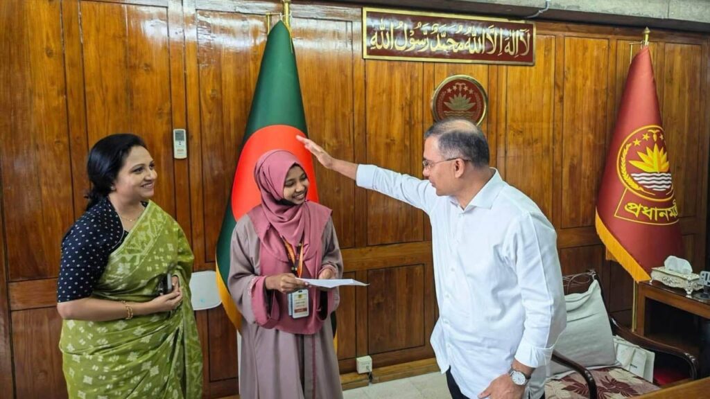 অভাবের দেয়াল ভেঙে চিকিৎসকের স্বপ্ন পূরণের পথে নাটোরের ফাতেমা প্রধানমন্ত্রীর অনুদান পেলেন