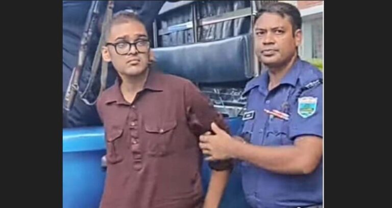 নাটোরের মন্ত্রীর পথসভায় খেলনা পিস্তলসহ আটক যুবক