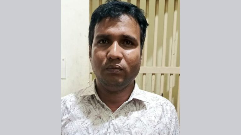 দিনাজপুরে অনুমোদনহীন ২২৭ টন সরকারি সার বিক্রির অভিযোগে স্টোরকিপার আটক