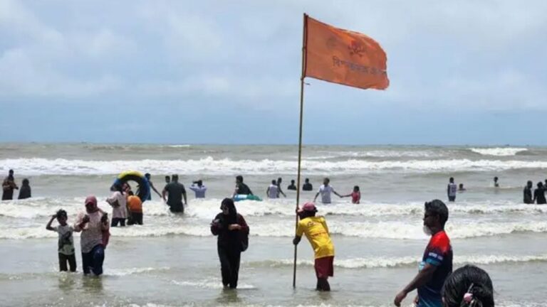 কক্সবাজার সৈকতে গোসলে নেমে পর্যটকের মৃত্যু নিখোঁজ এক