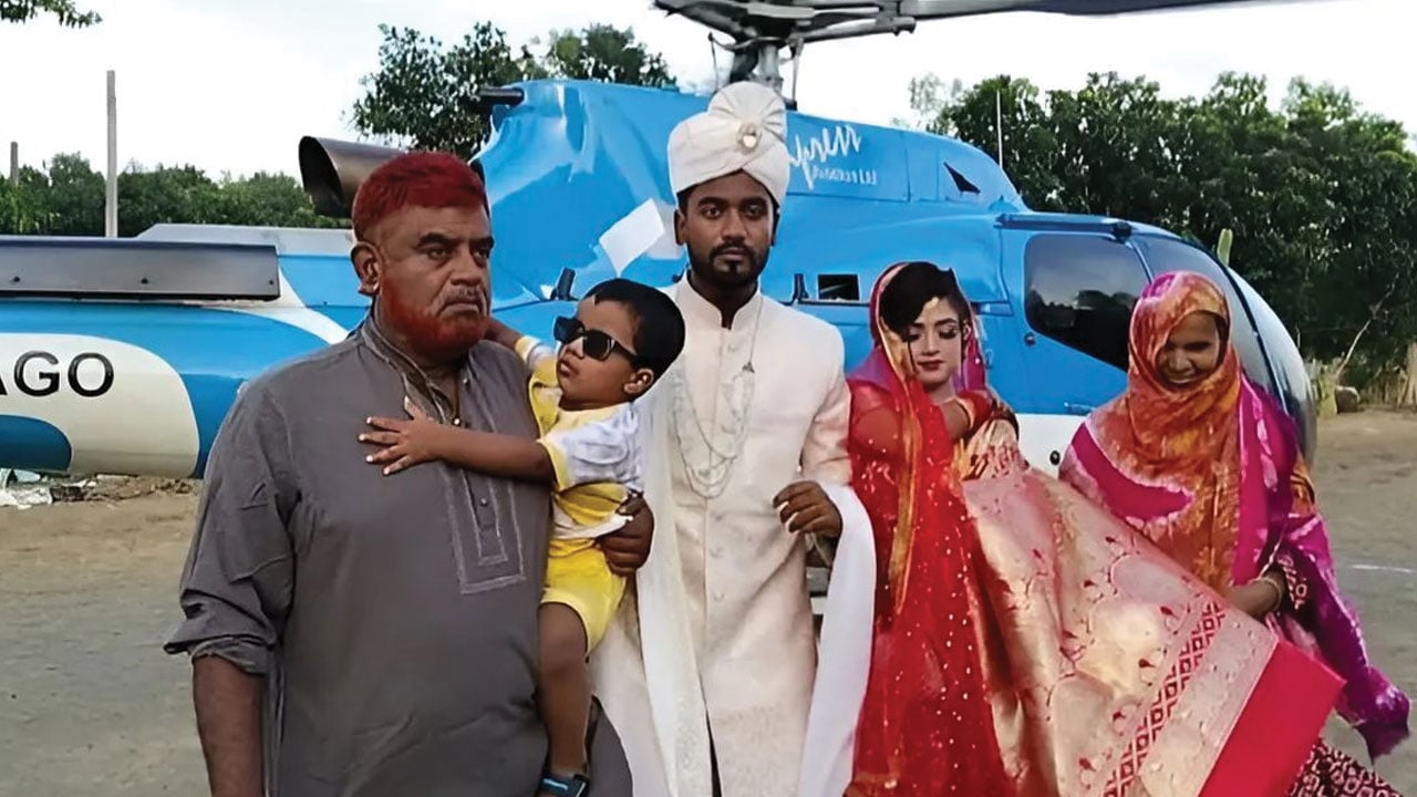 ছেলের কথা রাখা ও প্রতিজ্ঞা পূরণে হেলিকপ্টারে চড়িয়ে বধু বরণ করলেন মানিকগঞ্জের বাবা