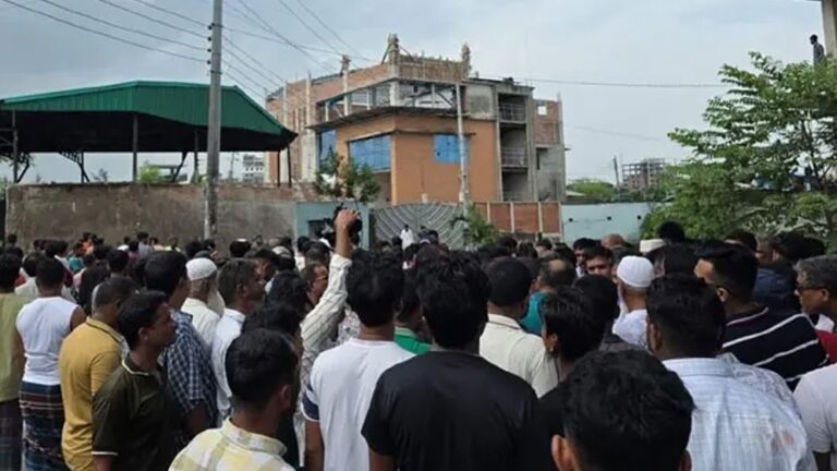 উত্তরখানে পরিচ্ছন্নতাকর্মীদের ওপর হামলা, ডিএনসিসি প্রশাসক ও এমপির ওপর ইটপাটকেল নিক্ষেপ