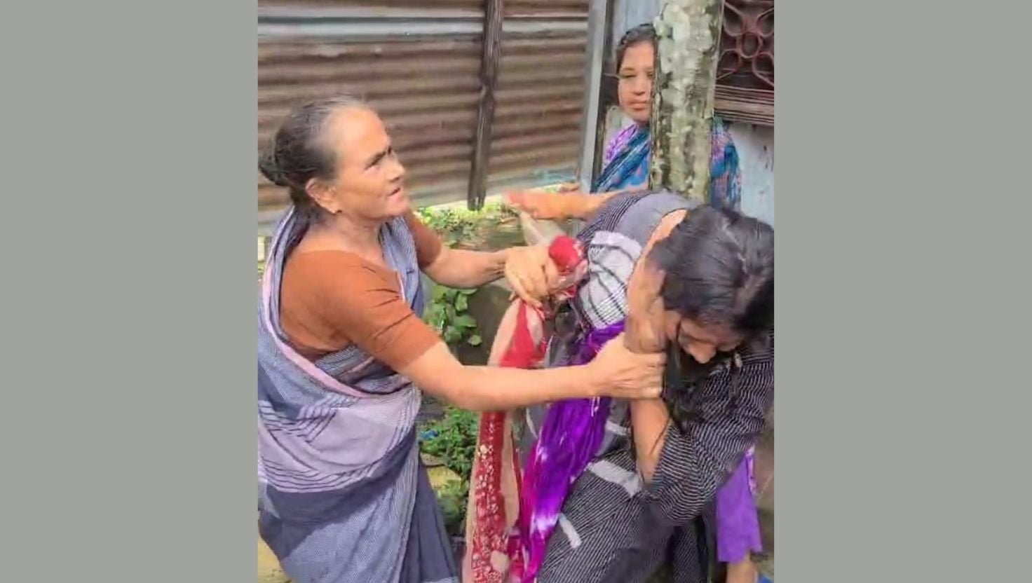 শরীয়তপুরে কুপ্রস্তাবে রাজি না হওয়ায় তিন ভাই-বোনকে গাছে বেঁধে নির্যাতন ও চুল কাটার অভিযোগ