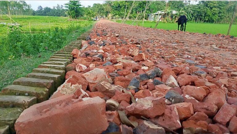 গঙ্গাচড়ায় পৌনে তিন কোটি টাকার সড়ক নির্মাণে নিম্নমানের সামগ্রী ব্যবহারের অভিযোগ