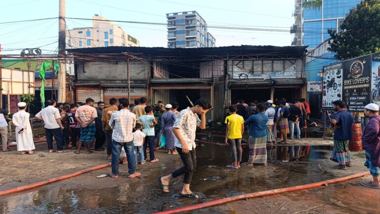 নারায়ণগঞ্জের সিদ্ধিরগঞ্জে কেমিক্যাল গোডাউনে অগ্নিকাণ্ড নিয়ন্ত্রণে ফায়ার সার্ভিস