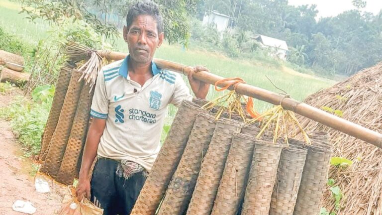 জীবিকার সন্ধানে দূর জেলায় কুঁচিয়া শিকারি সম্প্রদায়ের জীবনসংগ্রাম