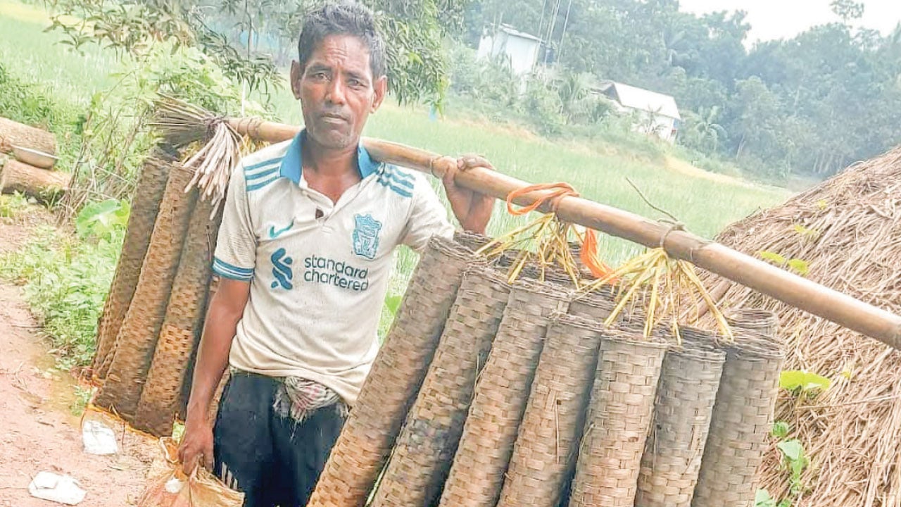 জীবিকার সন্ধানে দূর জেলায় কুঁচিয়া শিকারি সম্প্রদায়ের জীবনসংগ্রাম