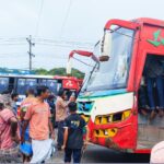 বরিশালে বাস ও থ্রি-হুইলার চালকদের পাল্টাপাল্টি ধর্মঘটে চরম ভোগান্তিতে যাত্রী সাধারণ