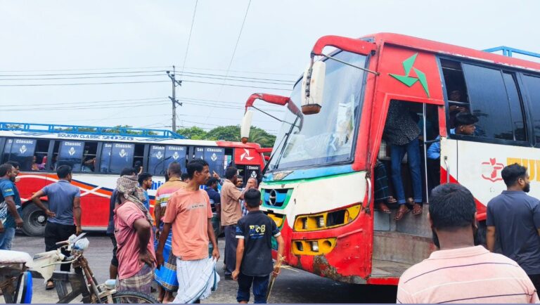 বরিশালে বাস ও থ্রি-হুইলার চালকদের পাল্টাপাল্টি ধর্মঘটে চরম ভোগান্তিতে যাত্রী সাধারণ