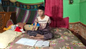 দুই হাত হারিয়েও মুখ দিয়ে লিখে দাখিল পাস অদম্য রিয়াদের লক্ষ্য শিক্ষকতা