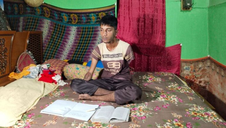 দুই হাত হারিয়েও মুখ দিয়ে লিখে দাখিল পাস অদম্য রিয়াদের লক্ষ্য শিক্ষকতা